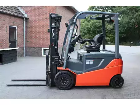 Sähkö - 4 pyör 2017  Toyota 8FBMKT25 heftruck elektrische triplex sidesift 4888 uur (11)