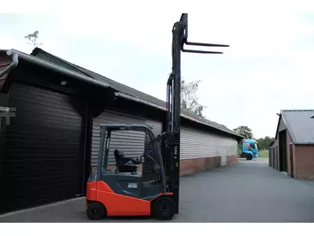 Sähkö - 4 pyör 2017  Toyota 8FBMKT25 heftruck elektrische triplex sidesift 4888 uur (13)
