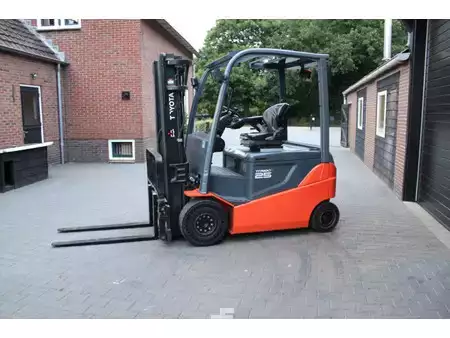 Sähkö - 4 pyör 2017  Toyota 8FBMKT25 heftruck elektrische triplex sidesift 4888 uur (2)