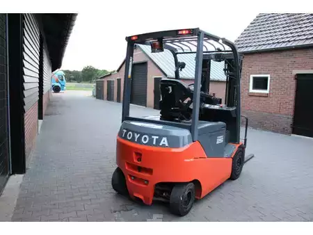Sähkö - 4 pyör 2017  Toyota 8FBMKT25 heftruck elektrische triplex sidesift 4888 uur (5)