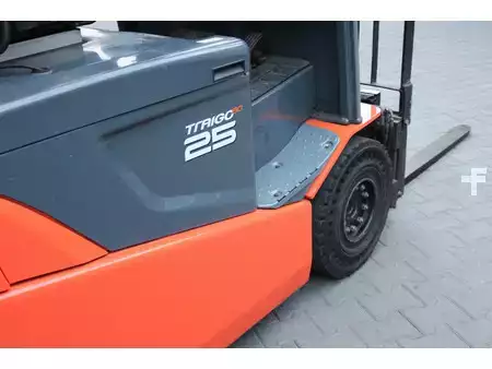 Sähkö - 4 pyör 2017  Toyota 8FBMKT25 heftruck elektrische triplex sidesift 4888 uur (6)