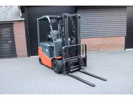 Sähkö - 4 pyör 2017  Toyota 8FBMKT25 heftruck elektrische triplex sidesift 4888 uur (7)