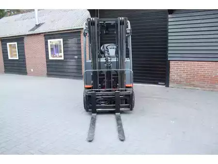 Sähkö - 4 pyör 2017  Toyota 8FBMKT25 heftruck elektrische triplex sidesift 4888 uur (9)