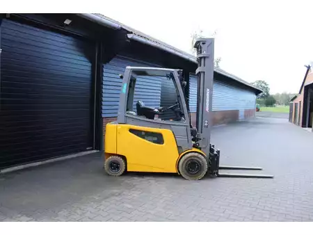 Chariots électriques à 4 roues 2017  Jungheinrich EFG425ks heftruck elektrische triplex lepelversteling sideshift (1)