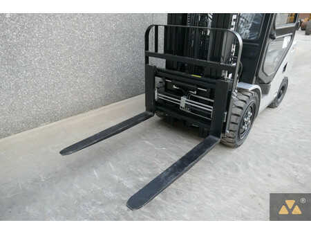 Carretilla elevadora diésel 2025  UN Forklift FD30T-NJB1 (13)