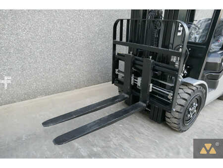 Carretilla elevadora diésel 2025  UN Forklift FD30T-NJB1 (14)