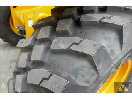 Manipulador fijo 2022  JCB 560-80 IND (16)