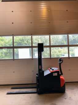 Ruční vysokozdvižný vozík 2017 Toyota SWE120S (1)