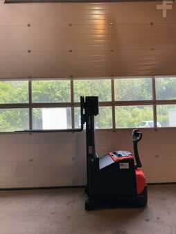 Ruční vysokozdvižný vozík 2017 Toyota SWE120S (2)