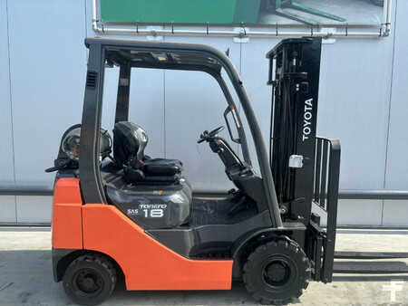 LPG VZV 2013  Toyota Heftruck 02-8FGF18 (1)
