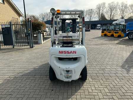Chariot élévateur gaz 2013  Nissan U1D2A25LQ (4)