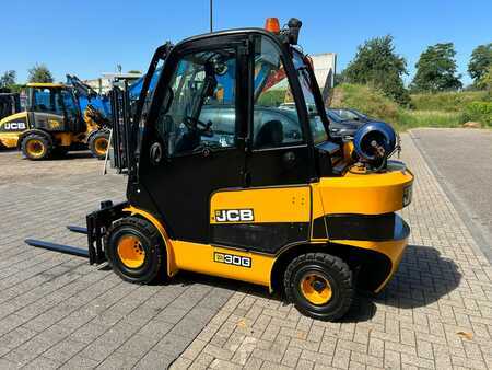 Gázüzemű targoncák 2017  JCB TLT30G Tele (4)