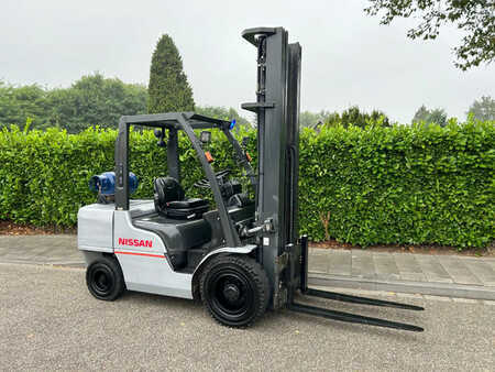 Nestekaasutrukki 2013  Nissan Heftruck UG1F2A35DU (1)