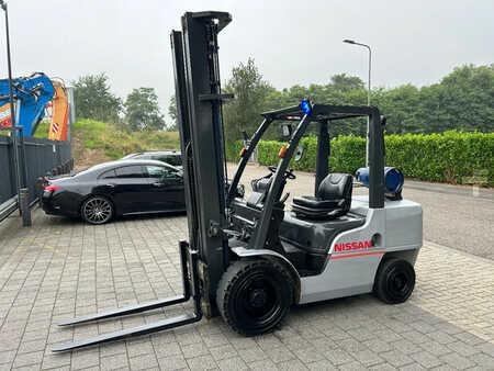 Nestekaasutrukki 2013  Nissan Heftruck UG1F2A35DU (2)