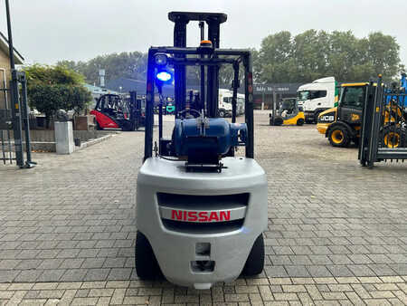 Nestekaasutrukki 2013  Nissan Heftruck UG1F2A35DU (4)