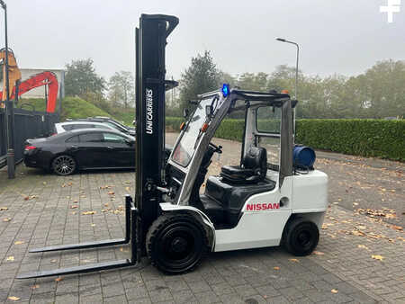 Nestekaasutrukki 2015  Nissan Heftruck UG1F2A35DU (2)