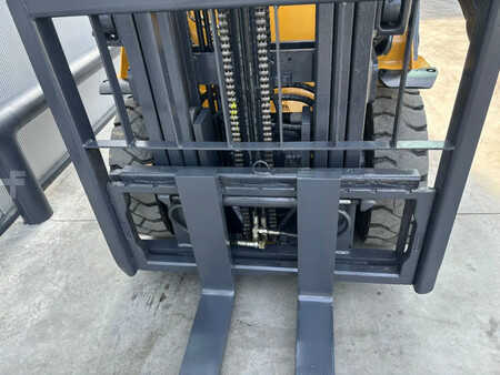 Chariots élévateurs GPL 2013  CAT Lift Trucks Heftruck GP25N (6)