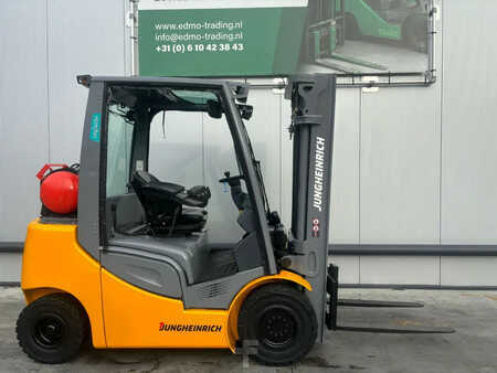 Gázüzemű targoncák 2016  Jungheinrich TFG425s Heftruck (1)