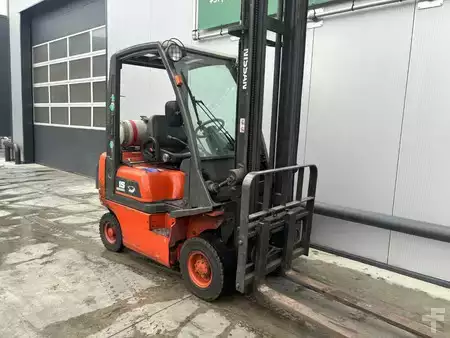 Gázüzemű targoncák 2005  Nissan 1,5 Heftruck (3)