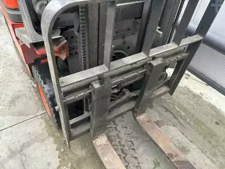 Gázüzemű targoncák 2005  Nissan 1,5 Heftruck (7)