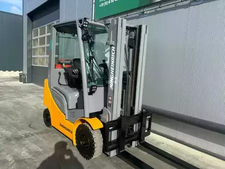 LPG Forklifts 2016  Jungheinrich TFG320s Heftruck (4)