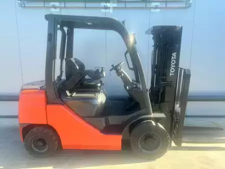 Diesel heftrucks 2016  Toyota 06-8FD25F Heftruck Diesel (1)