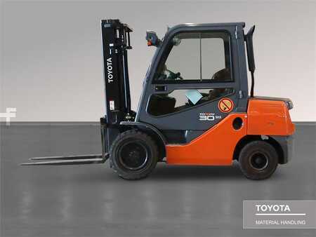 Chariots élévateurs diesel 2014  Toyota 52-8FDF30 (1)