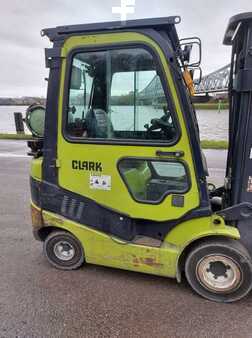 Chariot élévateur gaz 2012  Clark C18L (4)