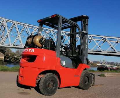 Gas truck 2000  Toyota 42-7FGF25 (5)