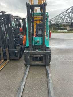 LPG Forklifts 1997  Yale GLP30TF (2) 