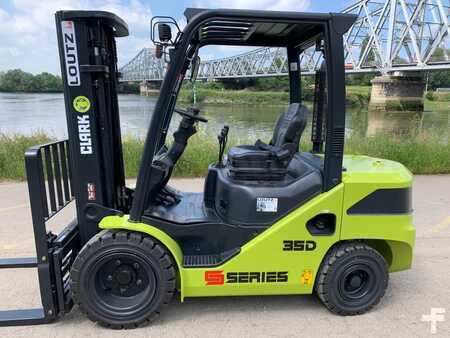 Diesel Forklifts - Clark S35D (1)