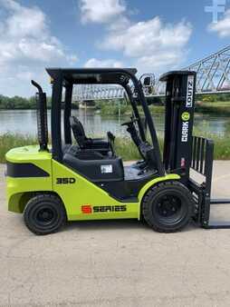 Diesel Forklifts - Clark S35D (11)