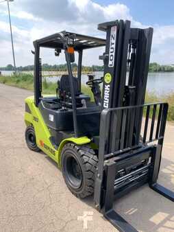 Diesel Forklifts - Clark S35D (13)