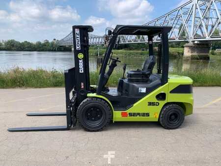 Diesel Forklifts - Clark S35D (2)