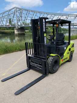 Diesel Forklifts - Clark S35D (4)