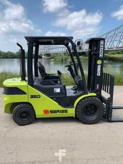 Diesel Forklifts - Clark S35D (1)