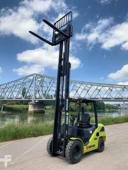 Diesel Forklifts - Clark S35D (11)