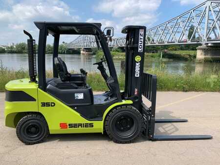 Diesel Forklifts - Clark S35D (2)