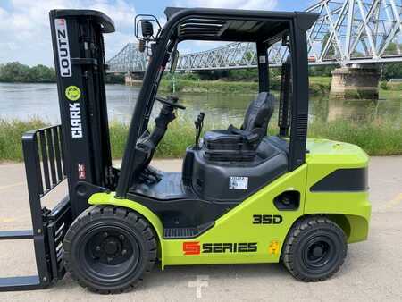 Diesel Forklifts - Clark S35D (3)