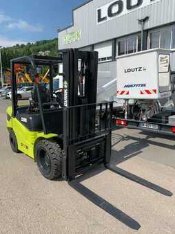 Diesel Forklifts 2024  Clark GTS30D (1)