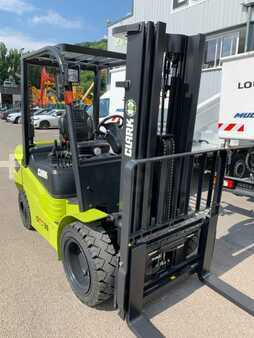 Diesel Forklifts 2024  Clark GTS30D (2)