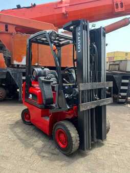 Nestekaasutrukki 2002  Nissan PD01A15PQ (1)