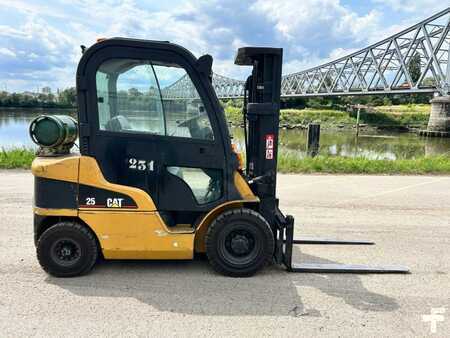 Chariots élévateurs GPL 2004  CAT Lift Trucks GP25N (11)
