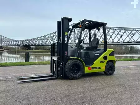 Carretilla elevadora diésel 2026  Clark S30D (1)
