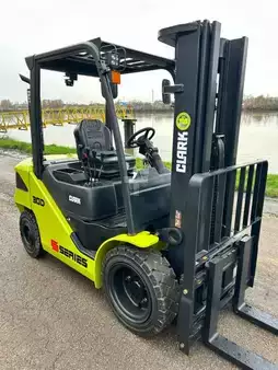 Carretilla elevadora diésel 2026  Clark S30D (14)