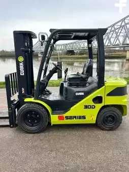 Carretilla elevadora diésel 2026  Clark S30D (2)