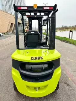 Carretilla elevadora diésel 2026  Clark S30D (7)