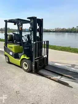 LPG Forklifts 2015  Clark C18L (13)