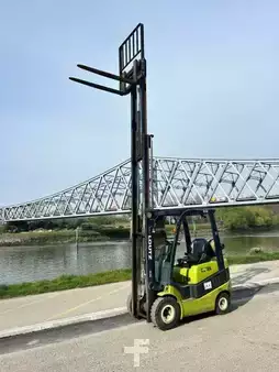 LPG Forklifts 2015  Clark C18L (9)