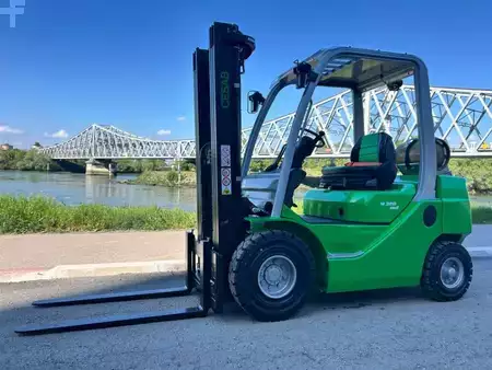 Nestekaasutrukki 2026  Cesab M320GV (1)